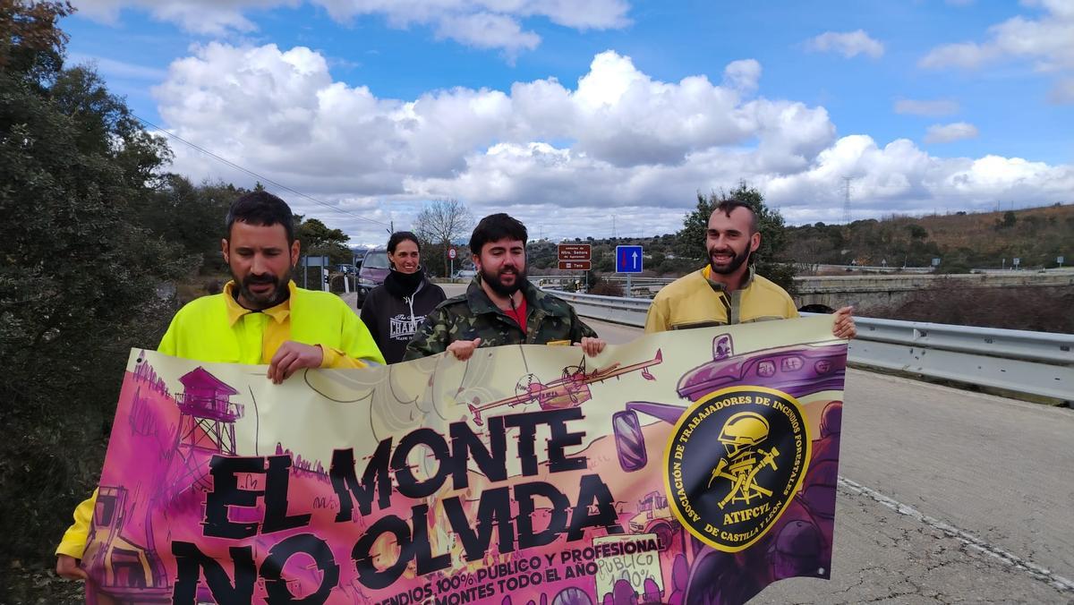 Los bomberos forestales reivindican un operativo fijo todo el año en una marcha de Molezuelas a Villarciervos