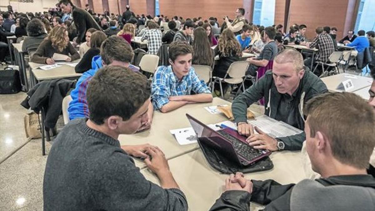 Sesión de trabajo entre unos 150 estudiantes y 40 mentores, a principios de este mes.