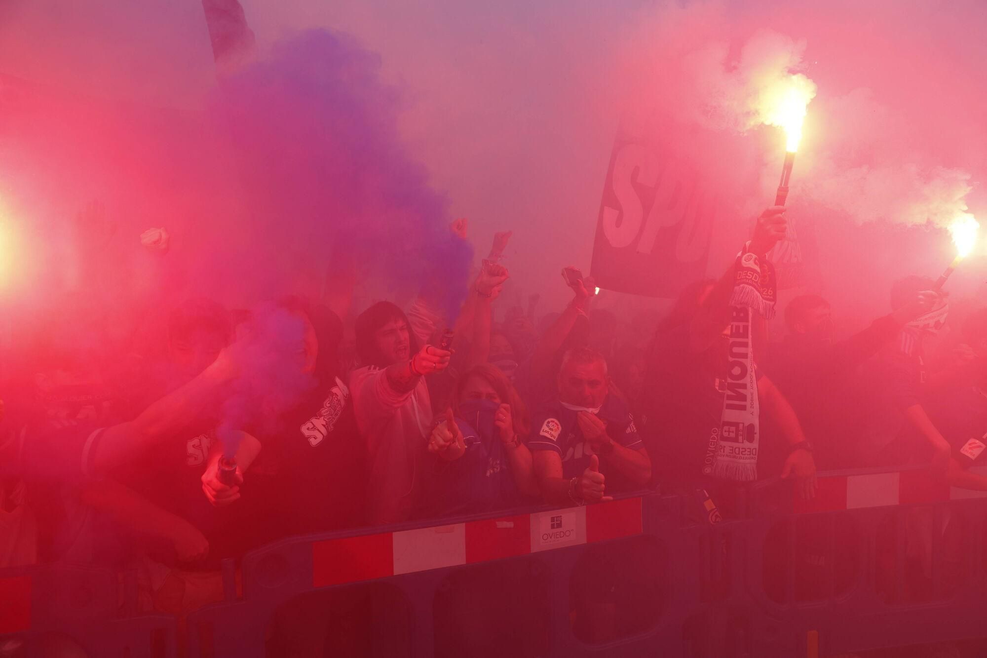 EN IMÁGENES: Espectacular recibimiento de la afición del Oviedo a su equipo antes de la vuelta por el ascenso contra el Almería