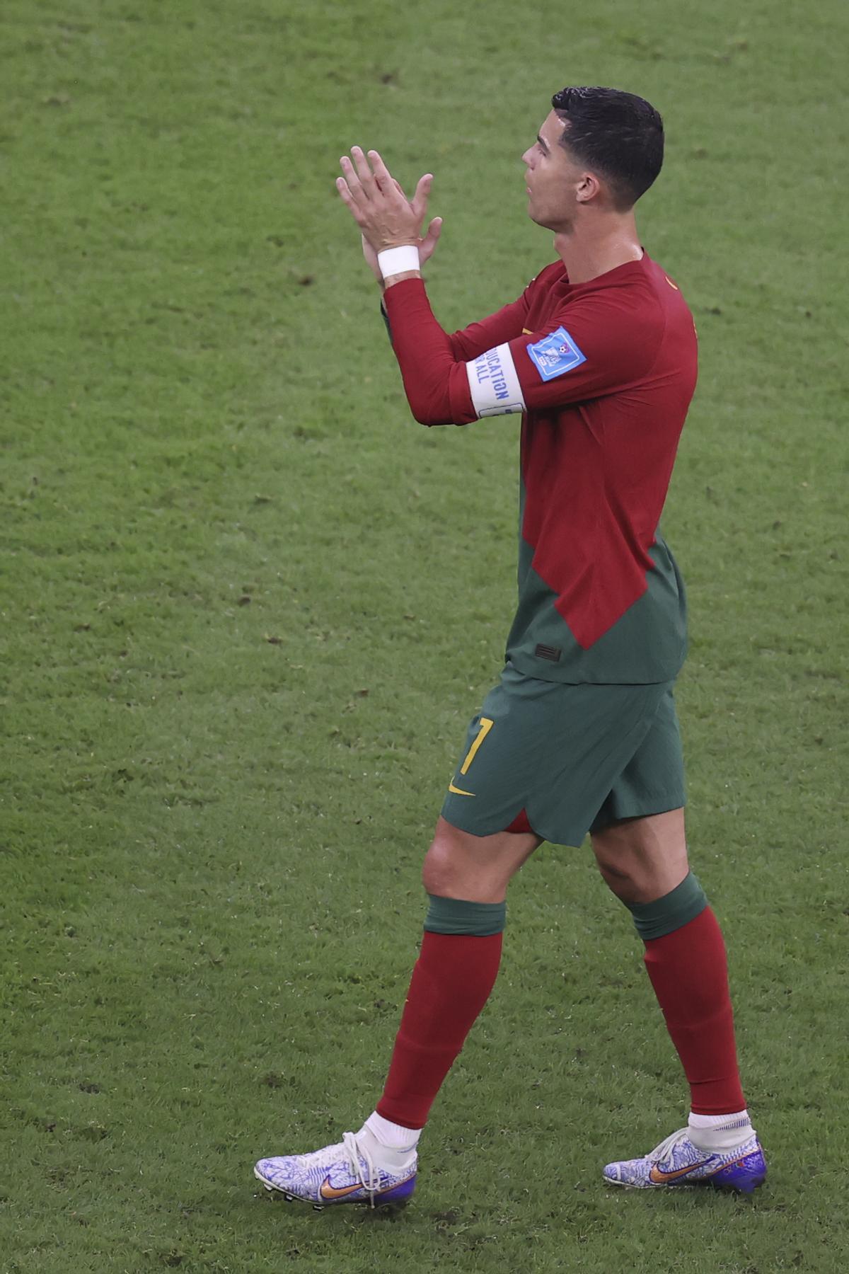 GR2365. LUSAIL (CATAR), 06/12/2022.- Cristiano Ronaldo de Portugal reacciona hoy, al final de un partido de los octavos de final del Mundial de Fútbol Qatar 2022 entre Portugal y Suiza en el estadio de Lusail (Catar). EFE/ Juan Ignacio Roncoroni