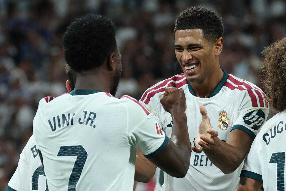 Bellingham y Vinícius se felicitan durante el partido.