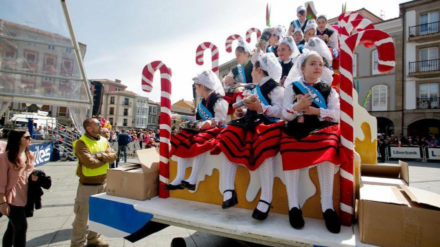 Carroza con la Xana, la Xanina y las damas de honor, en el desfile del Bollo del año pasado