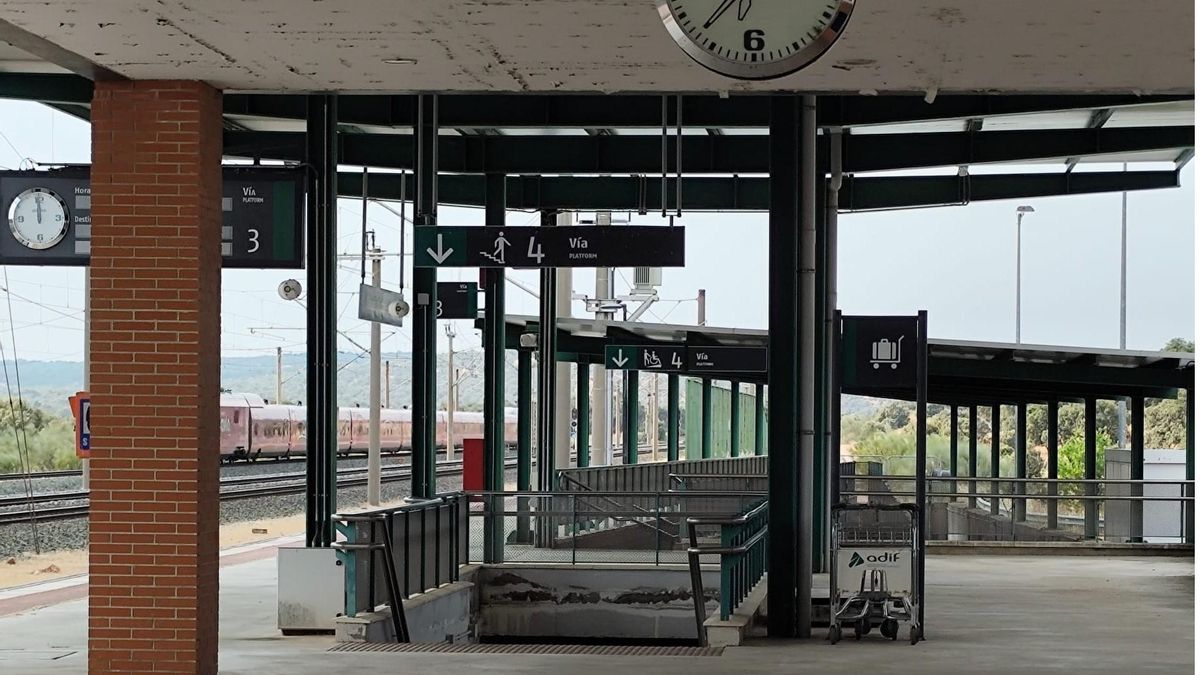 Zona exterior de la estación de Villanueva de Córdoba, con los techos y las escaleras en mal estado.