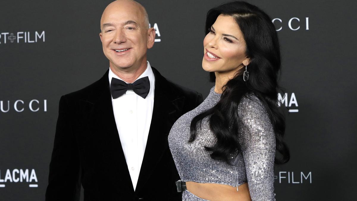El fundador de Amazon, Jeff Bezos, y su novia, Lauren Sánchez.