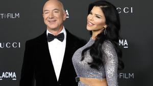 Foto reciente del multimillonario Jeff Bezos y su novia Lauren Sanchez EFE/EPA/NINA PROMMER