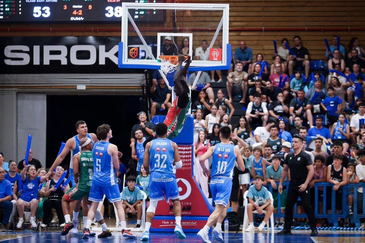 Mira todas las imágenes del partido entre el Class Bàsquet Sant Antoni y el Insolac Caja 87