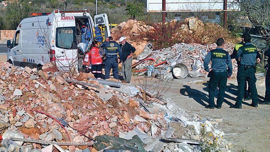 Guardias Civiles, policías y una ambulancia, en el lugar donde fue rescatada la anciana.