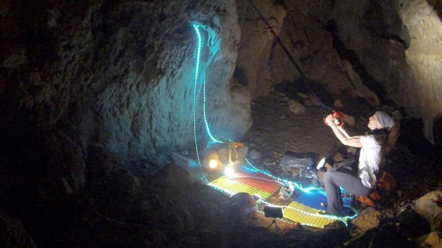 Flamini, en la cueva y al salir de ella, ayer en Motril.   | // REUTERS/EFE