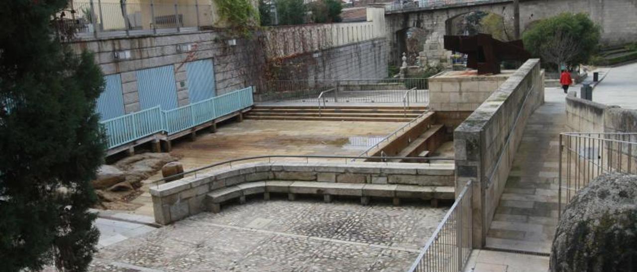 La piscina termal de As Burgas sin agua desde marzo. |   // I.O.