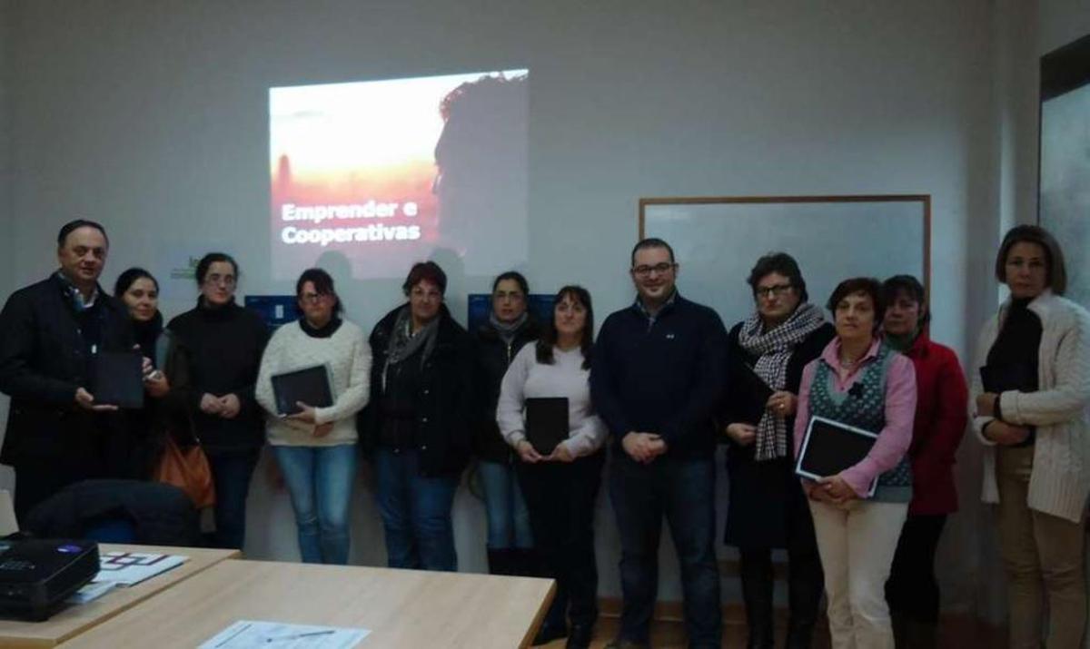Otero junto a las participantes en la propuesta emprendedora, tras recibir los dispositivos electrónicos.