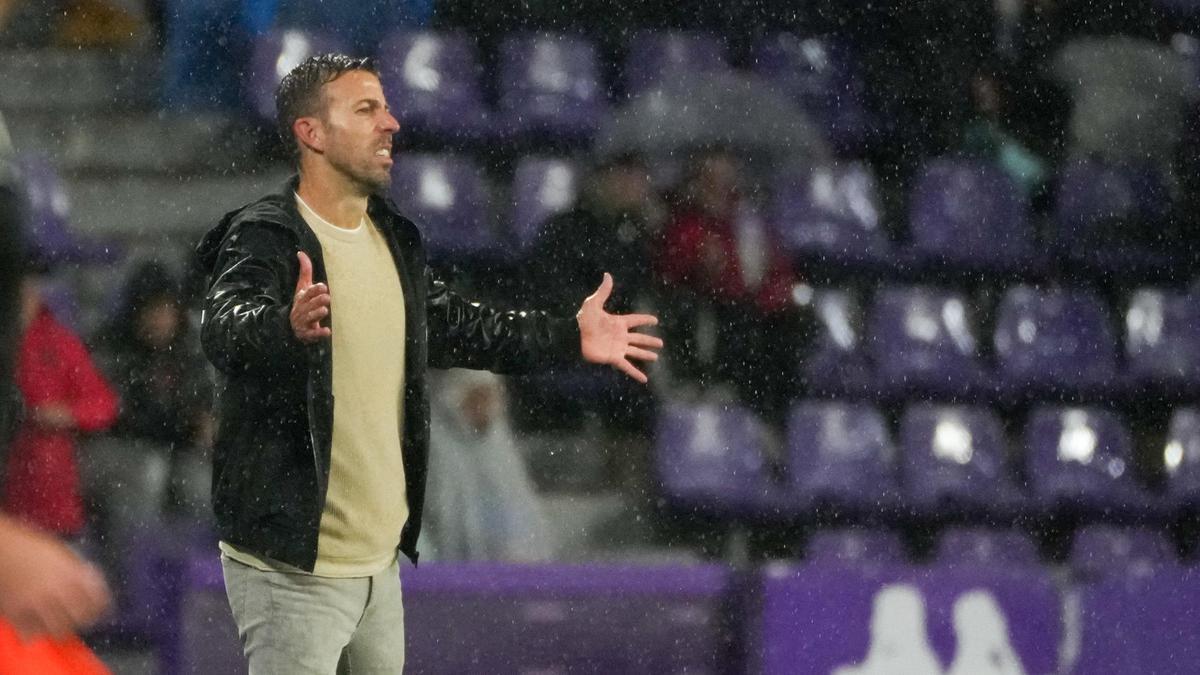 Luis García, bajo la lluvia, se lamenta de una acción de su equipo en el José Zorrilla.