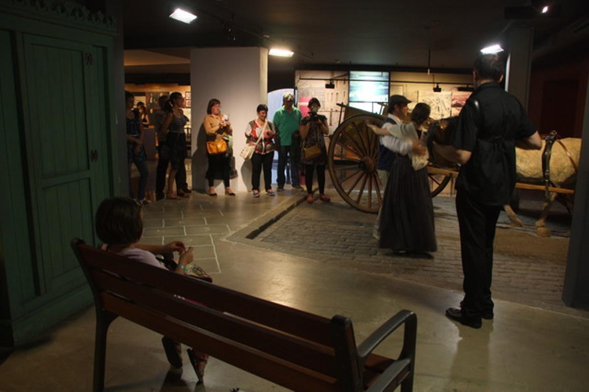 Uns ballarins mostren balls de diferents èpoques al Museu d’Història.