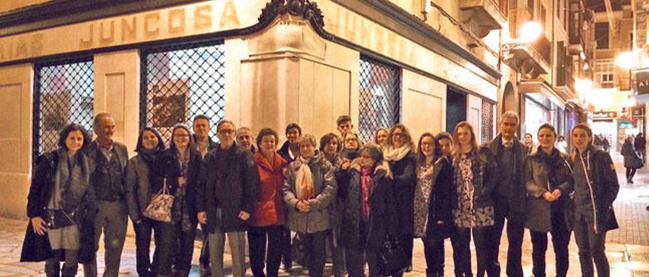 La tercera, cuarta y quinta generación de los Juncosa, frente al negocio.