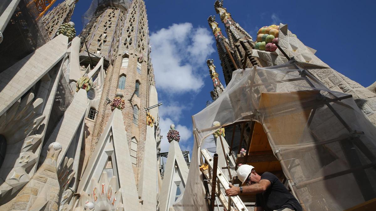 La Sagrada Família culmina su torre central de 142,5 metros y alcanzará los 172,5 en 2025 con una gran cruz