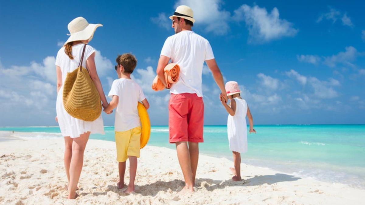 Una familia disfruta de unas vacaciones en una playa paradisiaca.