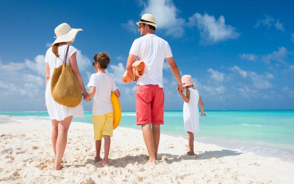 Una familia disfruta de unas vacaciones en una playa paradisiaca.