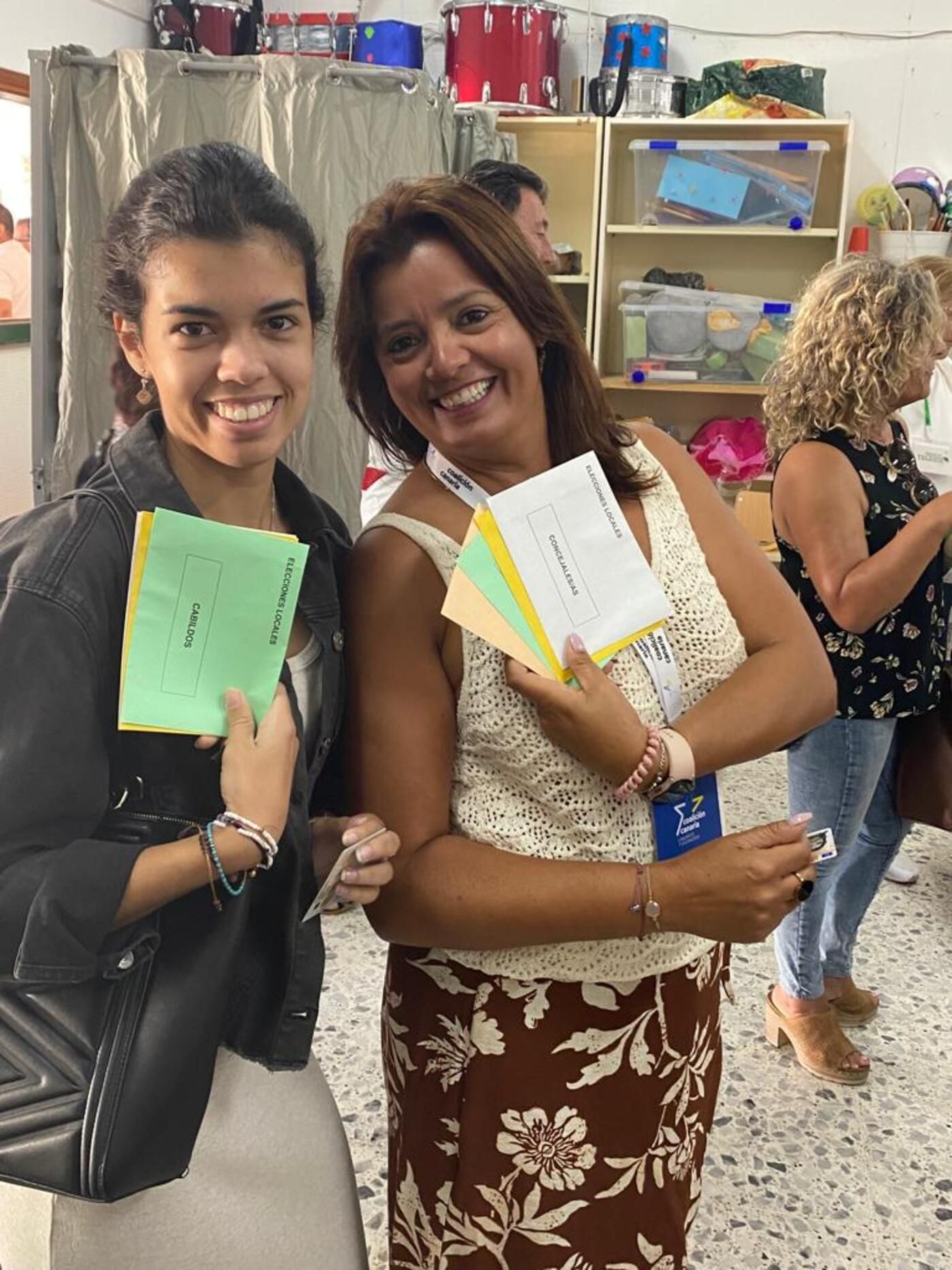 Olivia Duque, candidata de CC al Ayuntamiento de Teguise, junto a una de sus hijas.jpg