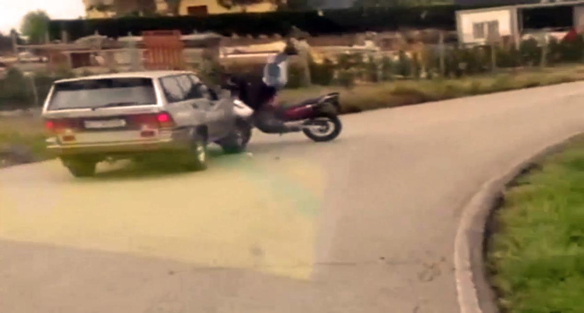 Un vídeo capta el moment de l’accident entre una moto i un tot terreny a Pravia.