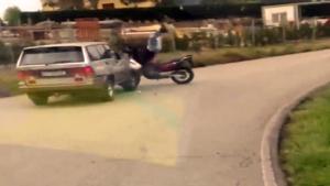 Un vídeo capta el momento del accidente entre una moto y un todoterreno en Pravia.