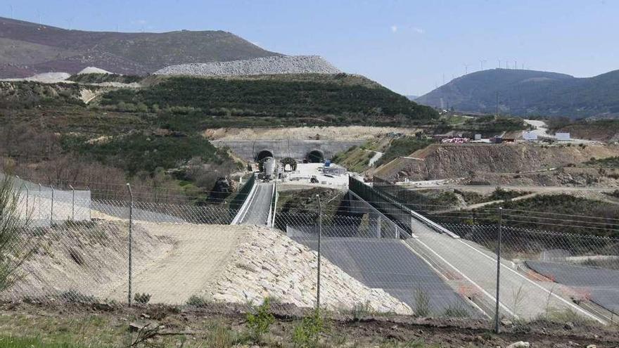 Obras del AVE a su paso por Ourense. // Jesús Regal