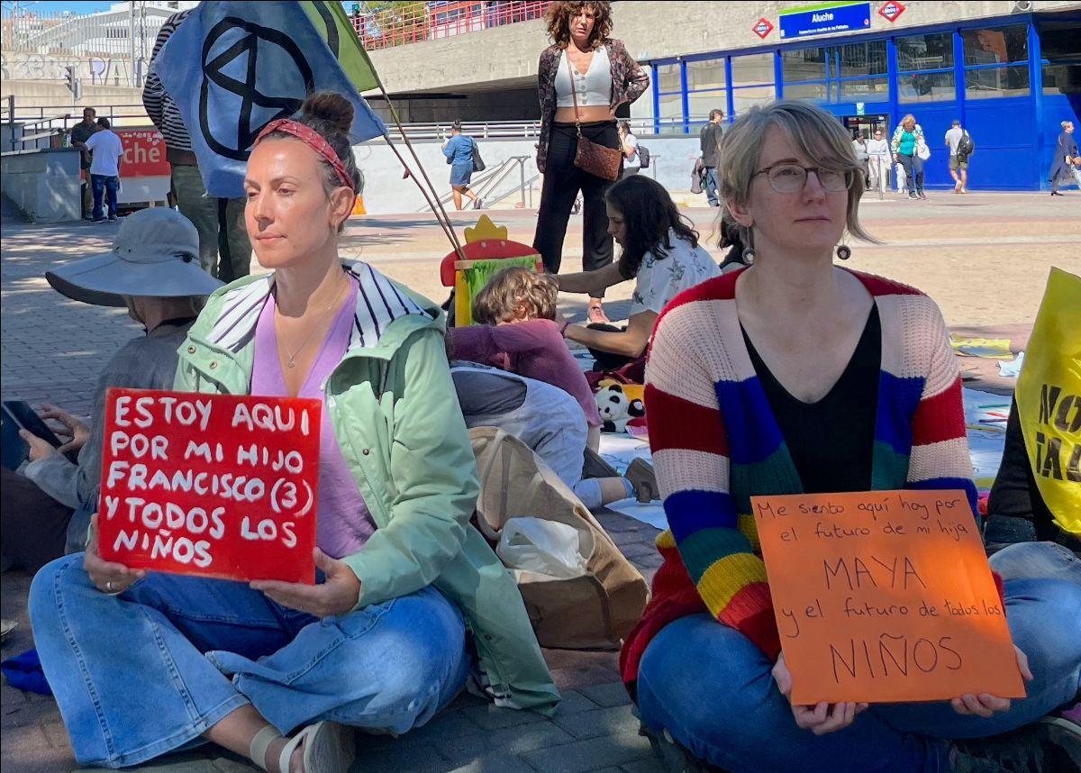 Madres protestan frente a la inacción climática.