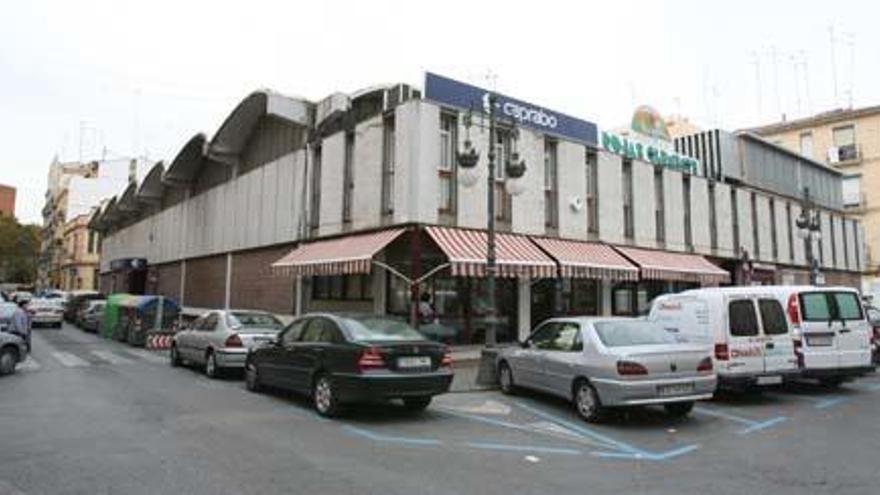 Plaza y mercado de Rojas Clemente, ocupada en su mayor parte por un aparcamiento de zona azul