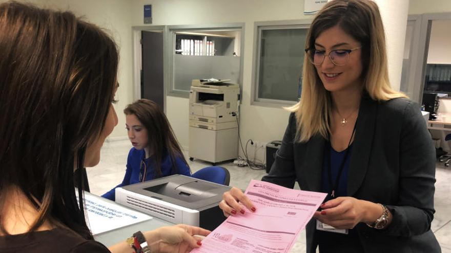 Informes rosas en el Hospital de Torrevieja como símbolo de la lucha contra el cáncer de mama