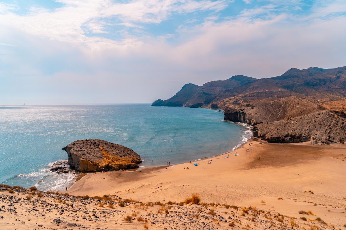 Vista panorámica desde arriba de la duna en Playa de Mónsul en el parque natural de Cabo de Gata