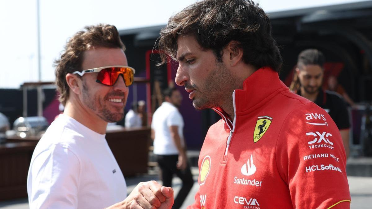 Carlos Sainz y Fernando Alonso conversan durante el GP de Arabia Saudí