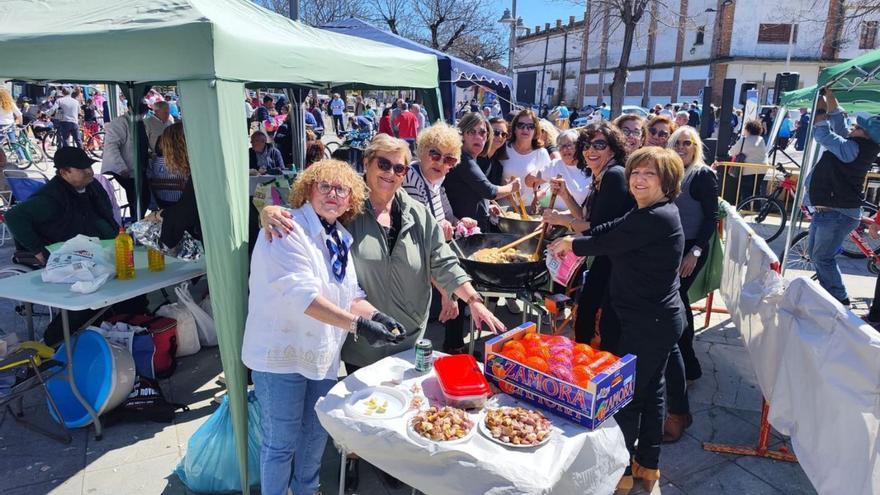 La asociación Volver a Nacer preparando sus migas.
