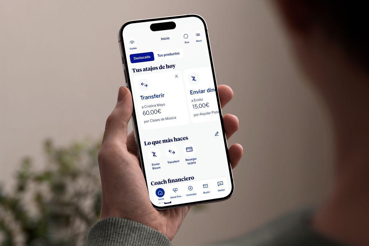 Un cliente opera con la nueva aplicación de BBVA.