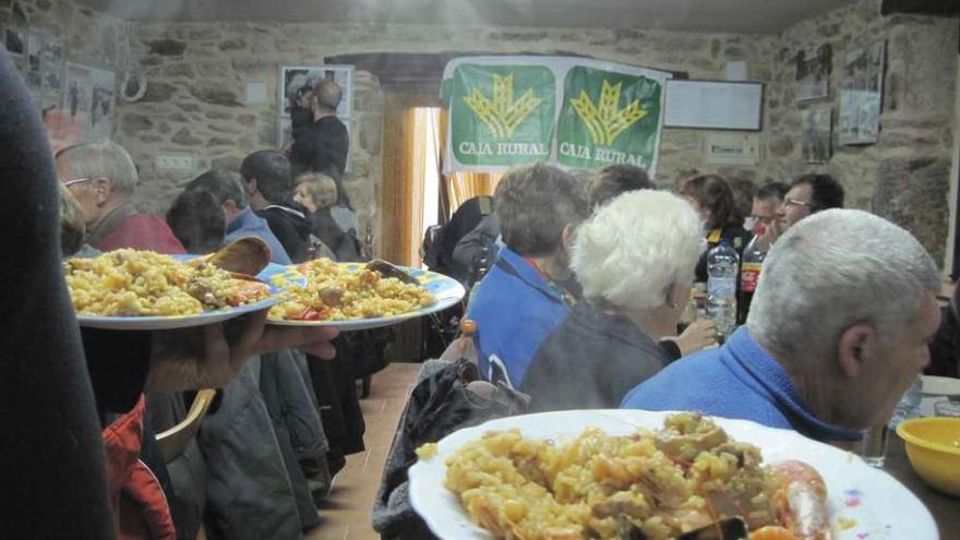 Amigos de Sagallos dedica una jornada gastronómica a la paella mixta