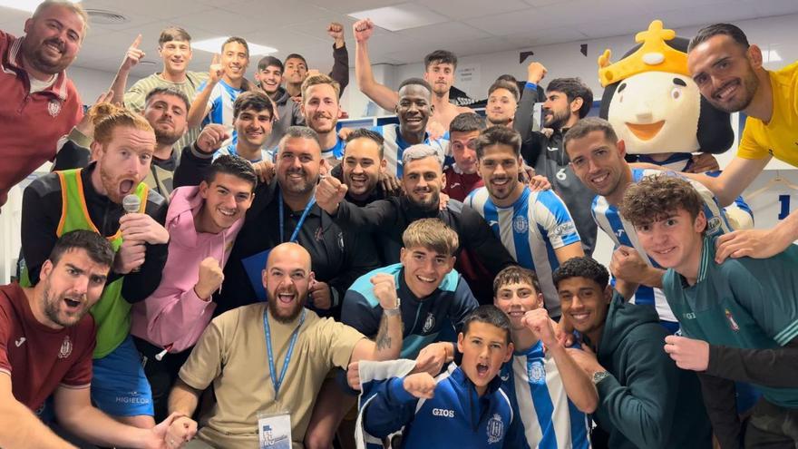Los jugadores del Lorca Deportiva celebran el triunfo en el vestuario.