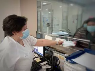 La mascarilla, obligatoria desde hoy en hospitales, centros de salud y SUAP de la Región