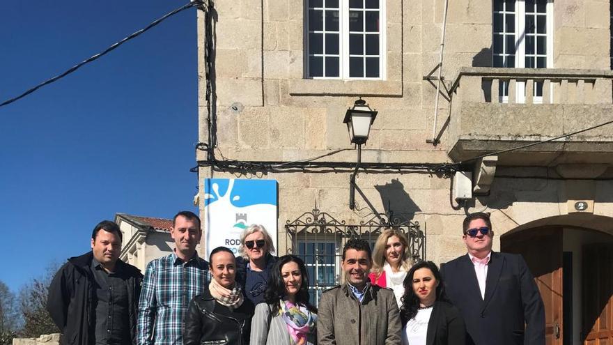 Recepción a los rumanos en el consistorio de Rodeiro