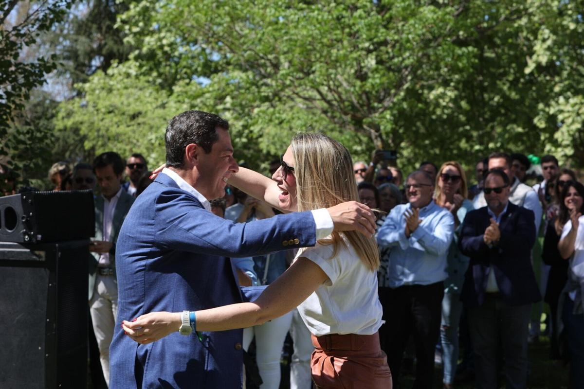 El presidente andaluz, Juanma Moreno, abraza a la presidenta de Extremadura, María Guardiola, en una imagen de 2023.