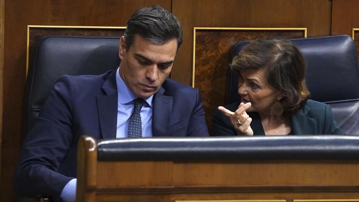 El presidente del Gobierno, Pedro Sánchez, y la vicepresidenta Carmen Calvo, este martes, en la sesión constitutiva del Congreso de los Diputados.