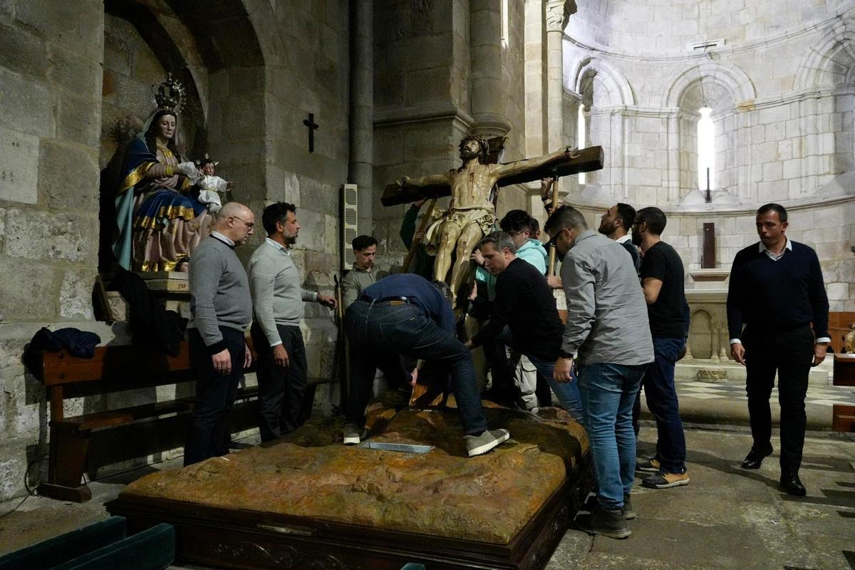 GALERÍA | Los hermanos de las Siete Palabras preparan el Cristo de la Agonía para la procesión del Martes Santo