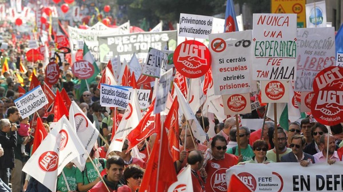 Miles de manifestantes desfilan por las calles de la capital madrileña.