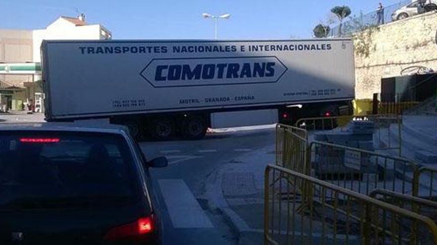 Imagen del trailer que quedó atrapado en la rotonda.