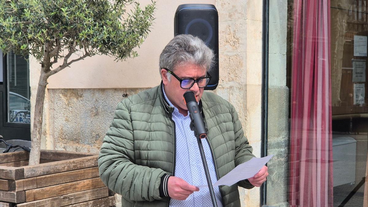 El alcalde de sa Pobla, Biel Ferragut, en un acto celebrado este miércoles en el exterior del Ayuntamiento.