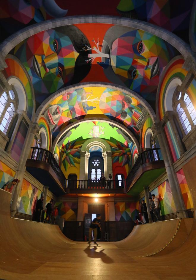 Iglesia de Santa Bárbara pintada con el arte de Okuda