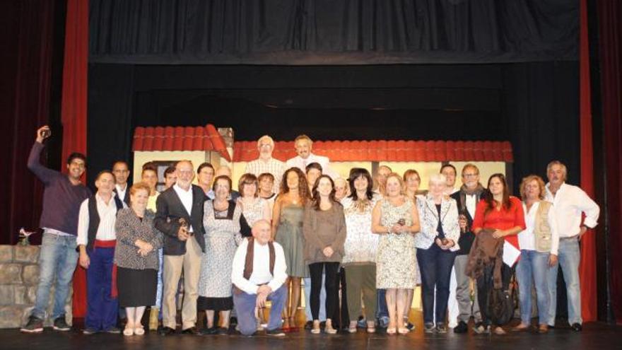 foto de familia de los «aurora» de 2013. Los ganadores de los premios «Aurora» posan para la foto de familia al final de la gala, junto a los patrocinadores del Salón de teatro costumbrista asturiano, los representantes municipales y los intérpretes de la obra representada durante la velada de entrega de los galardones, con el título «La gala puede esperar».