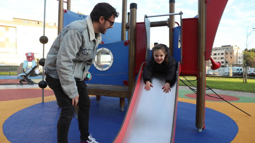 Así disfrutan los niños de Nuevo Roces de su nuevo parque infantil (en imágenes)