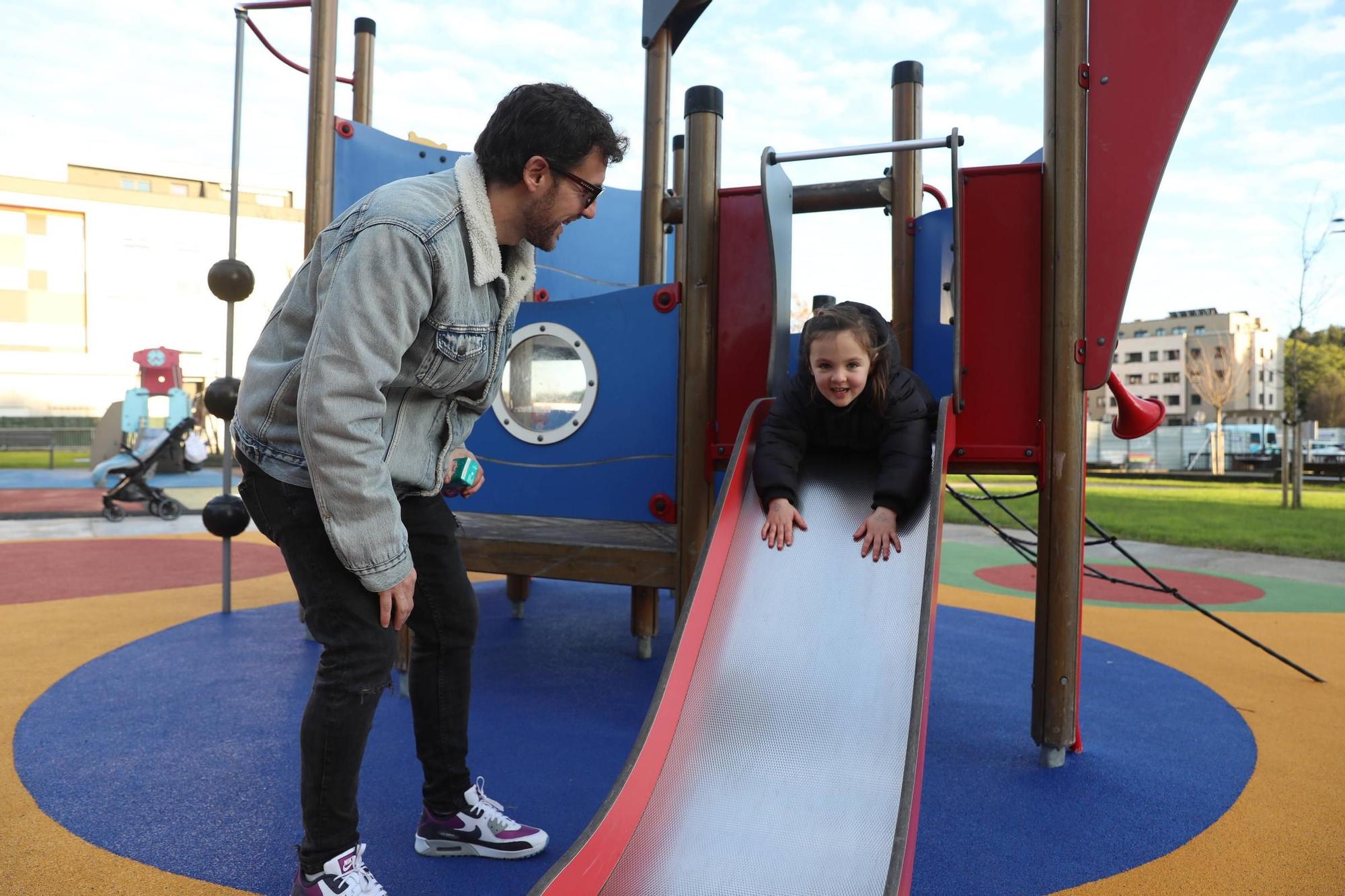 Así disfrutan los niños de Nuevo Roces de su nuevo parque infantil (en imágens)