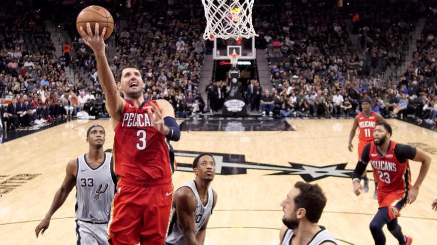 Nikola Mirotic ante los Spurs de San Antonio.