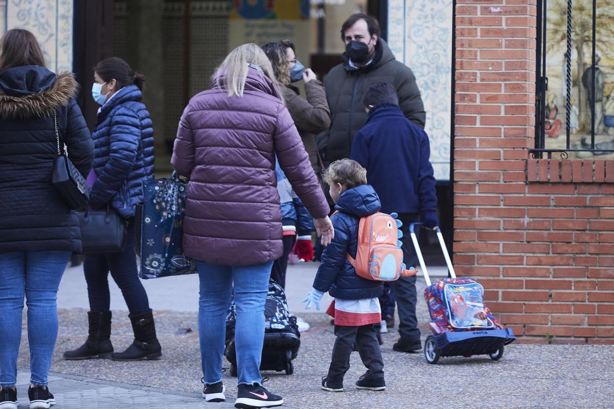 Niños a las puertas de un colegio.