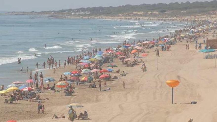 La playa de Arenales se llenó ayer de ilicitanos y turistas que disfrutaron del buen día que hizo.