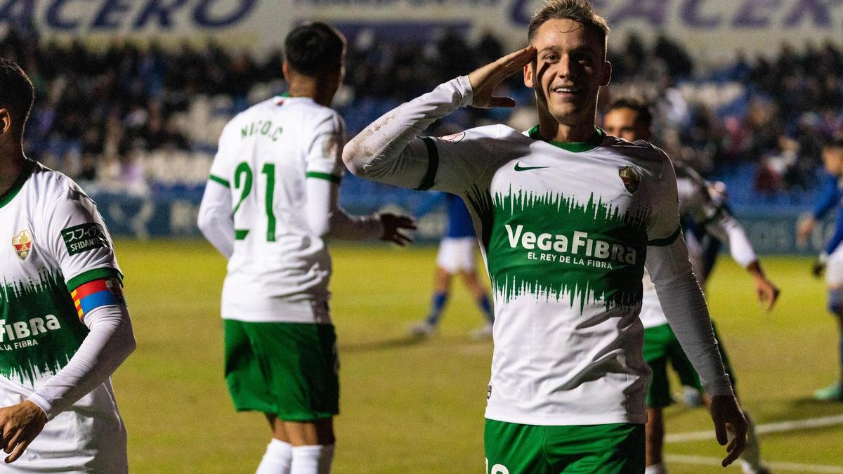 Borja Garcés celebra su gol ante el Linense, que permitió al Elche abrir el camino para clasificarse para la ronda de dieciseisavos de fina de la Copa del Rey
