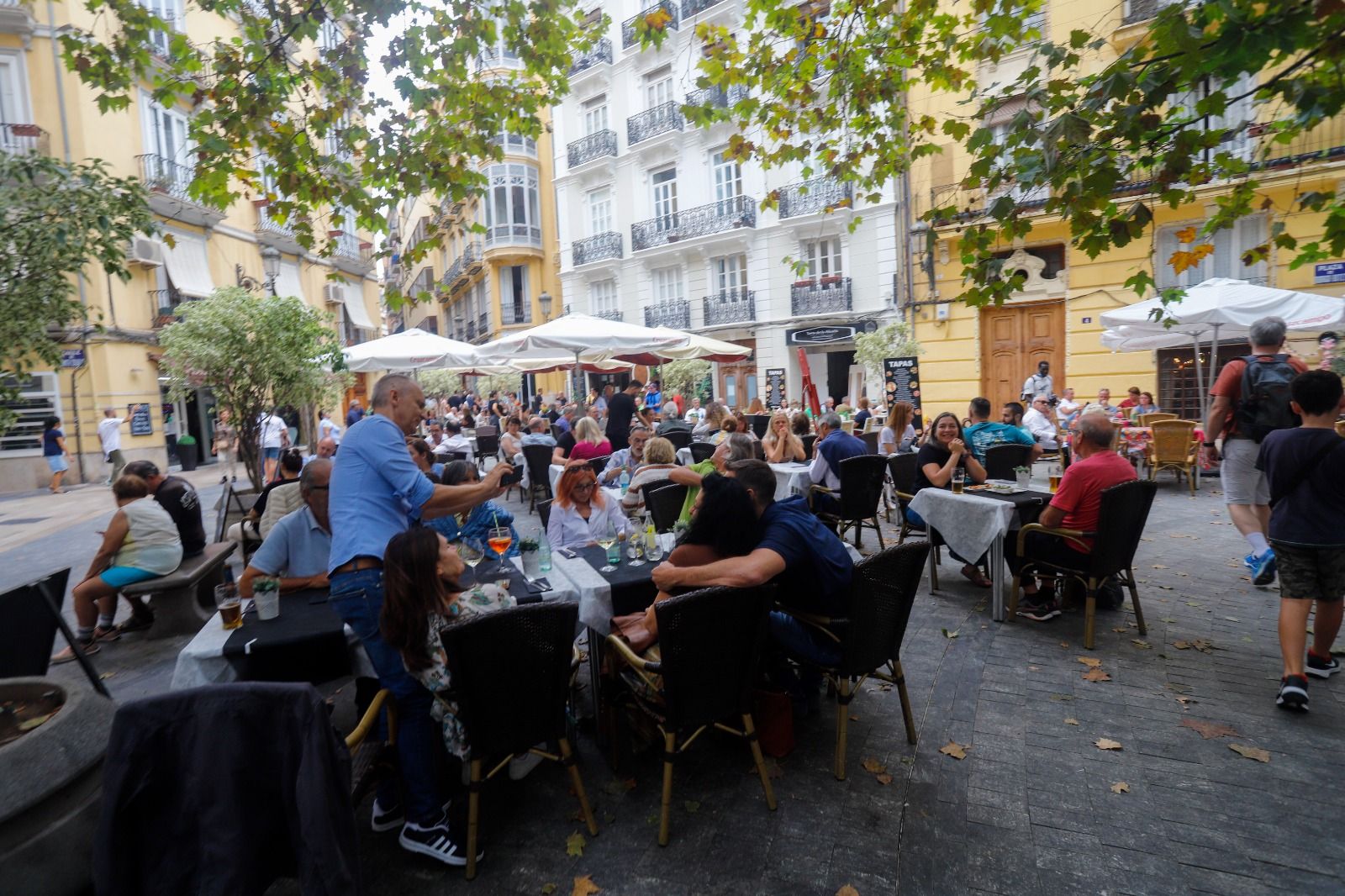 Ambiente en las calles de València el 9 d'Octubre